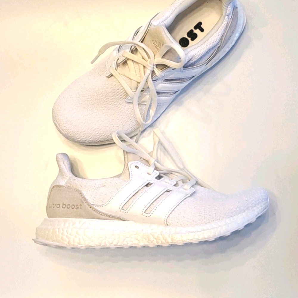 Adidas ultraboost DNA cloud sneakers US 9 never worn